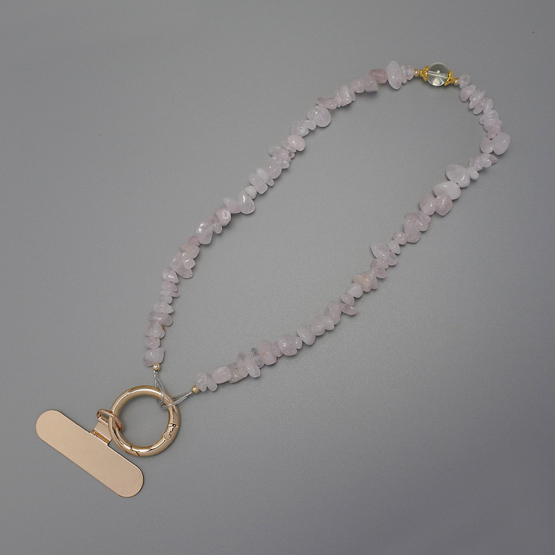 Handyanhänger aus Rosenquarz – Rosenquarz-Krümel, 4–9 × 2,5 mm ± Ring, Durchmesser 24 mm, Länge ca. 40 cm (mit Perlen)