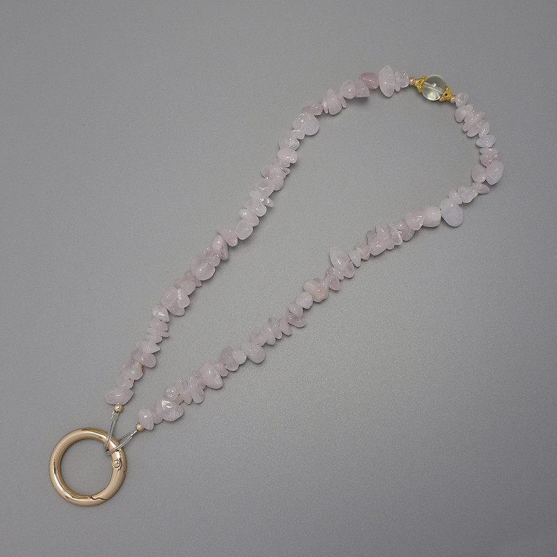 Schlüsselanhänger Rosenquarz-Chips, 4–9 × 2,5 mm ± Ring Ø 24 mm, Länge ca. 40 cm (mit Perlen, Länge 37 cm)