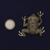 Magnetbrosche Frosch, bronzefarbenes Metall mit goldfarbenen Akzenten, rote Strasssteine, 33×33 mm