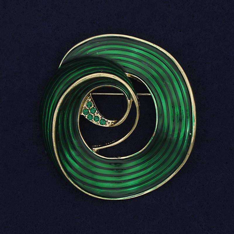Brosche «Akzent» mit grüner Emaille, grünen Strass-Steinen und goldfarbenem Metall, 48×45 mm+