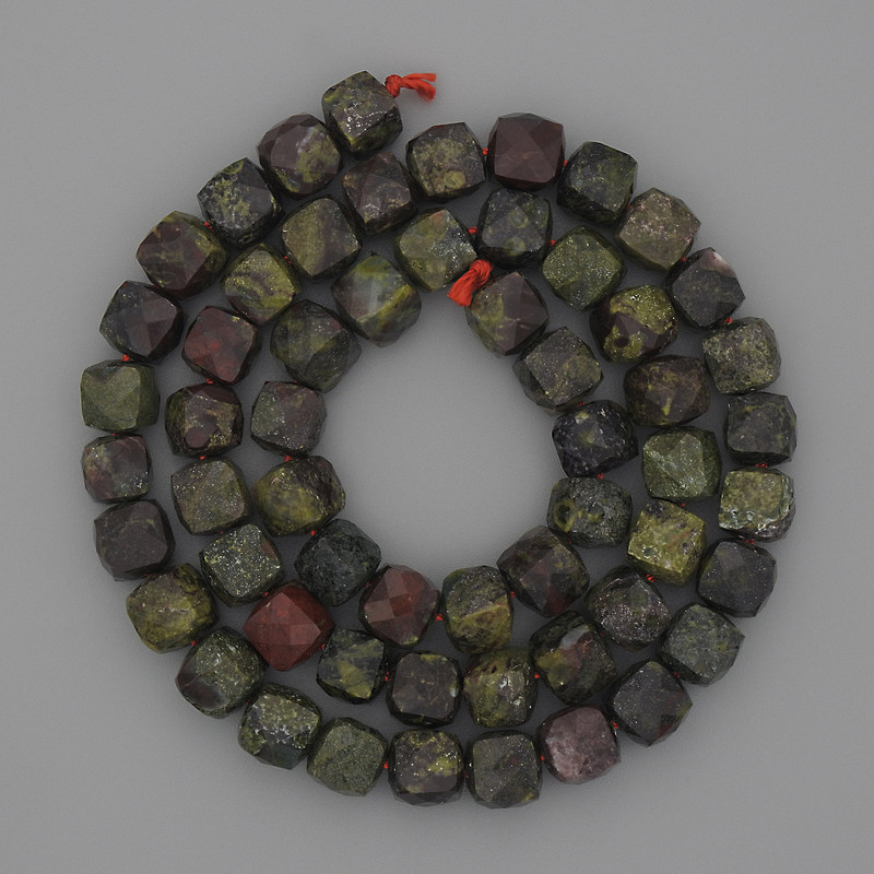 Naturstein-Perlen Jaspis 'Blut des Drachen' facettierte Würfel 7 mm ± auf der Schnur, Länge ca. 39 cm+