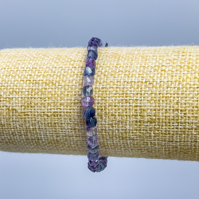 Armband aus Fluorit, natürlicher Stein, facettierte Würfel, Seitenlänge 4×4 mm, Länge 18 cm (Stretch)