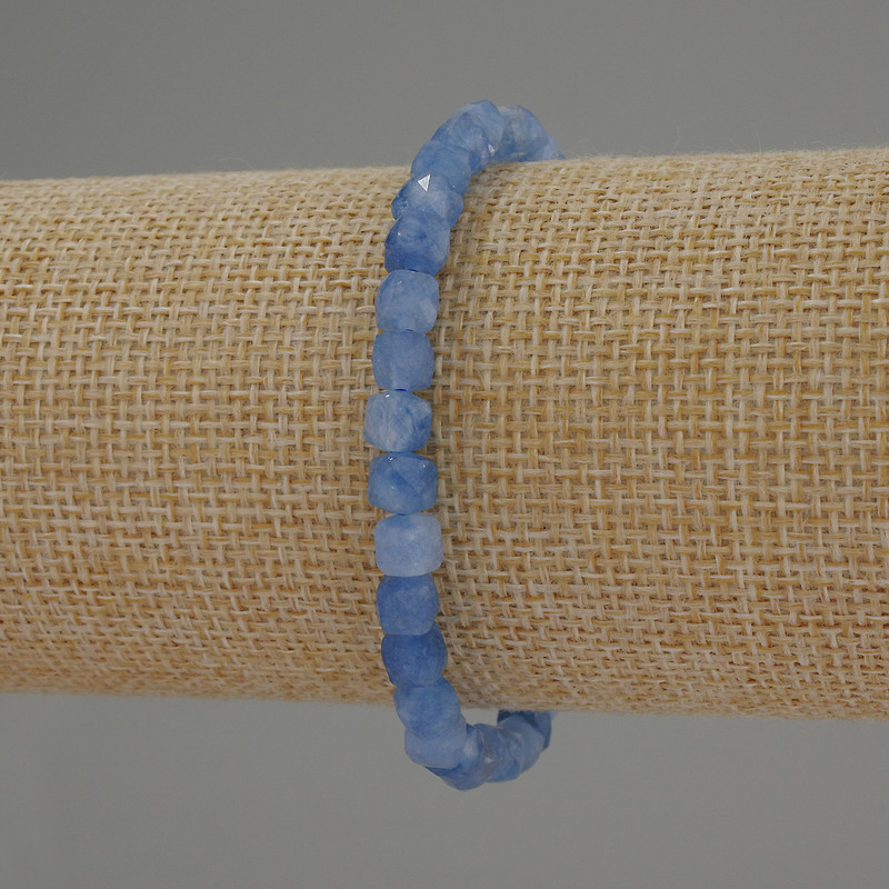 Armband aus facettiertem Aquamarin, Würfel-Form, Durchmesser ca. 5 mm, Länge 18 cm, Stretch