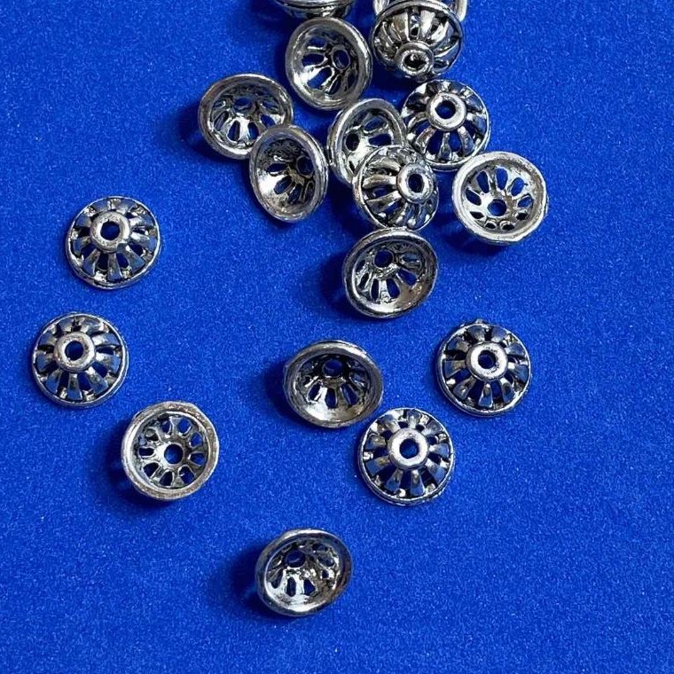 Perlenkappe aus silberfarbenem Metall, Durchmesser 9×1 mm, Loch Ø ca. 2 mm, Verpackung 20 g (ca. 35 Stück)