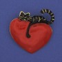 Brosche Katze auf dem Herzen, Emaille, 42×39 mm, goldfarbenes Metall