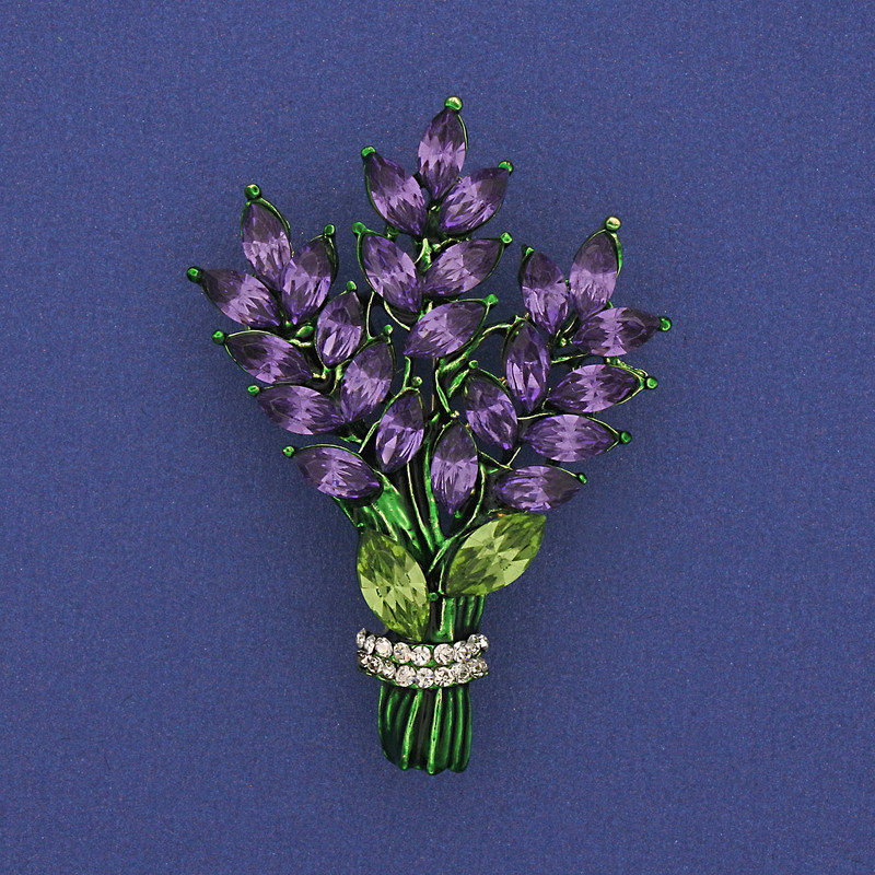 Brosche 'Zweig' mit violetten und weißen Strasssteinen, goldfarbenes Metall 43×29 mm +