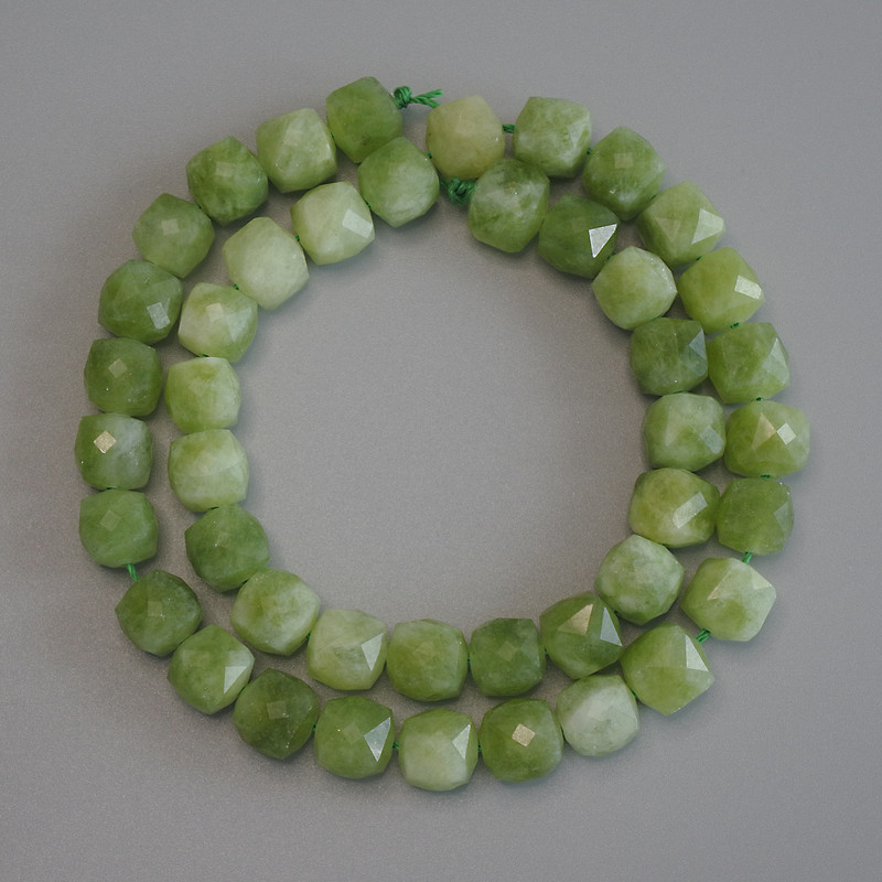 Facettierte Kubikperlen aus natürlichem Chrysolith (Olivin), Durchmesser ca. 8,5 mm, Länge ca. 37 cm ±