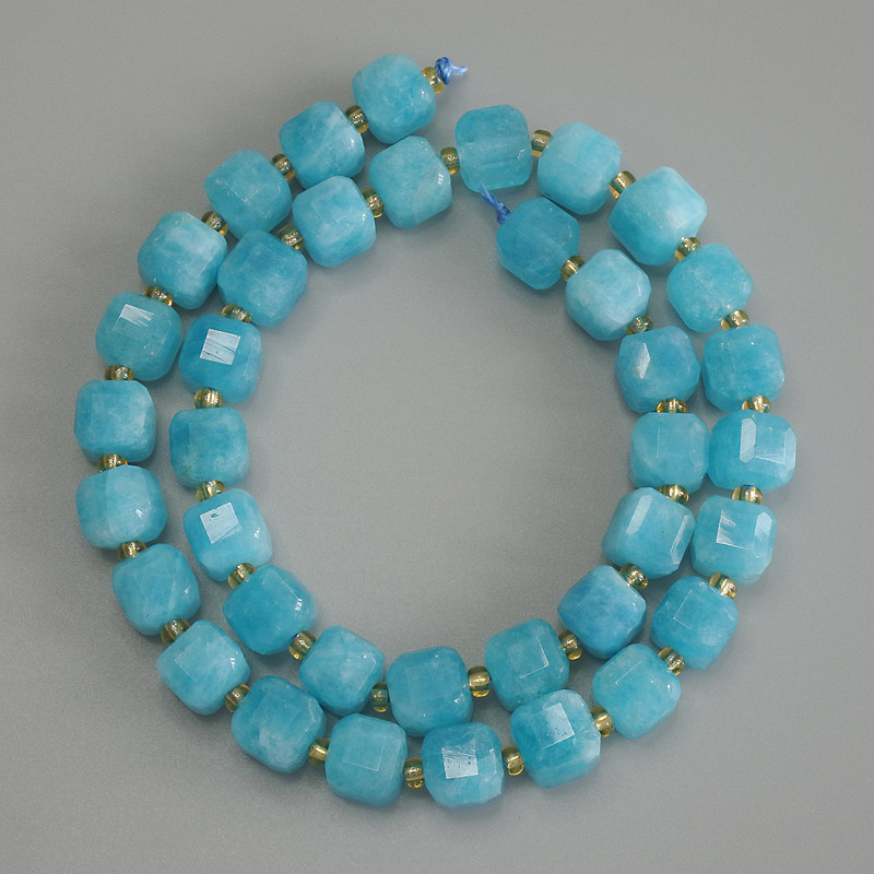 Aquamarin facettierte Würfelperlen, Ø 8×8 mm, mit Perlen ca. 3 mm, Länge ca. 37 cm, auf Faden