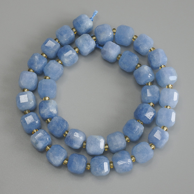 Aquamarin facettierte Würfelperlen, Durchmesser 8,5 × 8,5 mm ±, mit Seed-Beads 3 mm ±, Länge ca. 37 cm, auf einer Schnur