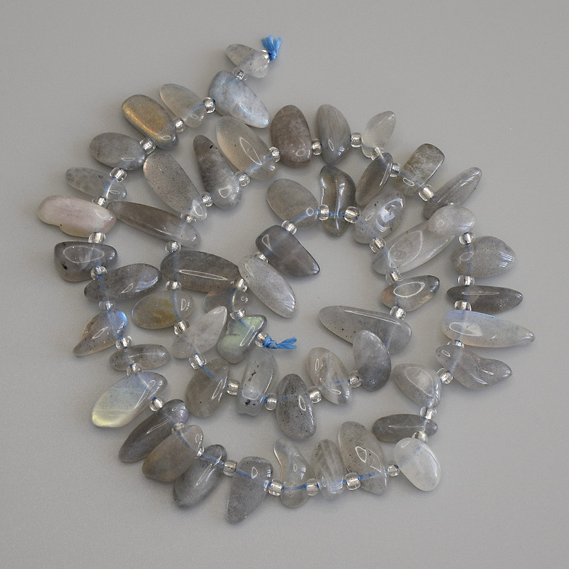 Labradorit-Perlen in Schmetterlingsform auf Schnur, 39 cm