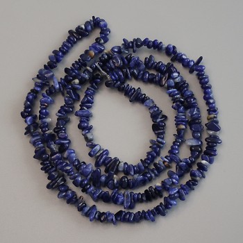 Sodalit-Krümelperlen, Durchmesser 4–8×3 mm, Länge ca. 80 cm, auf Schnur