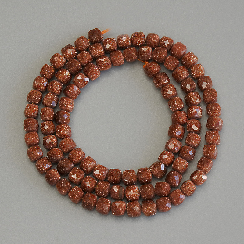 Aventurin-Perlen „Goldener Sand“, facettierte Würfel, Durchmesser ca. 4×4 mm, Länge ca. 39 cm, auf einer Schnur