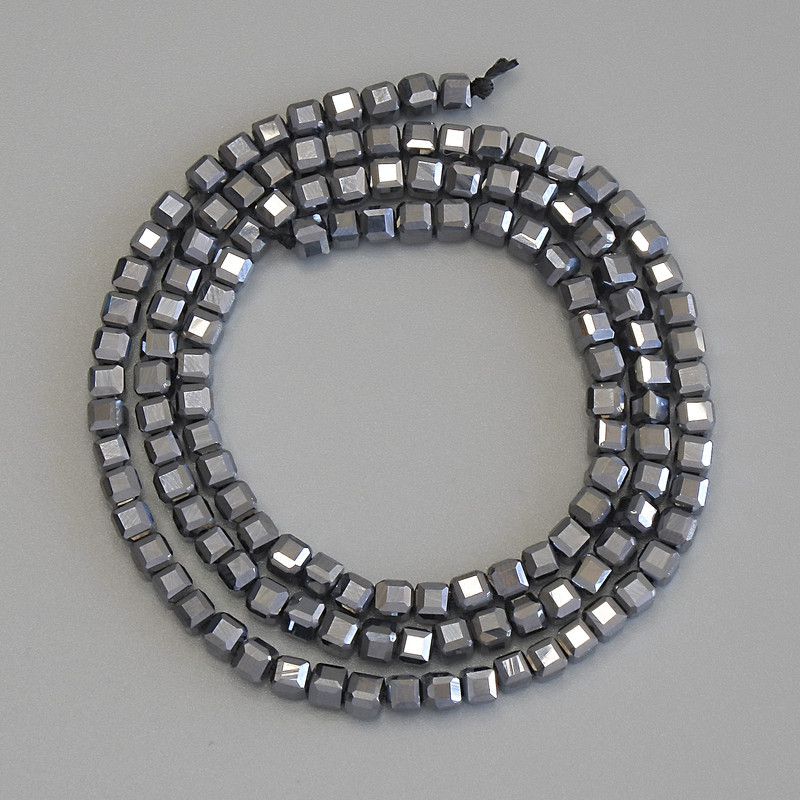 Terahertz facettierte Würfelperlen, Durchmesser ca. 3 × 3 mm, Länge ca. 39 cm, auf Schnur