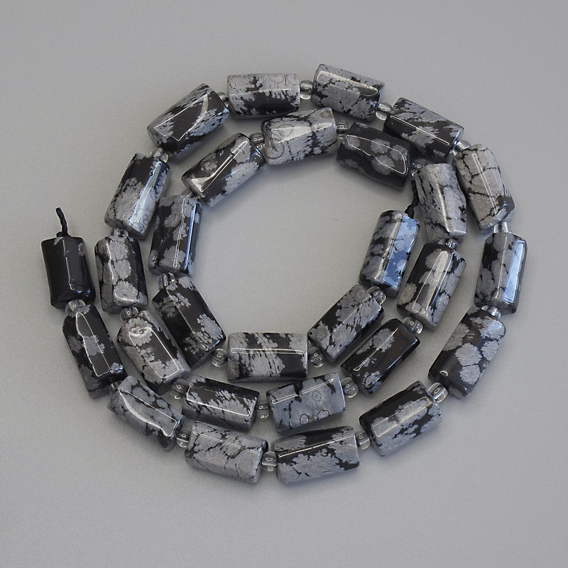 Perlen aus Schneeflocken-Obsidian, Apache-Tränen, facettierte Tropfen, Durchmesser 11×7–8 mm, mit 3 mm Perlen, Länge ca. 40 cm, auf Faden