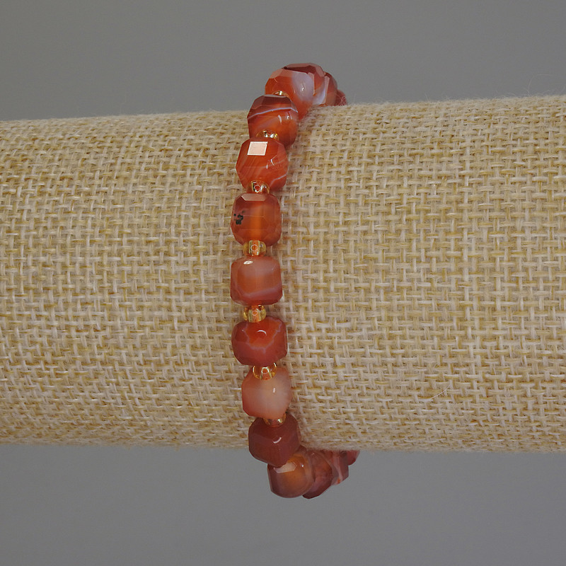 Armband aus facettiertem Achatwürfel, Durchmesser ca. 6,5 mm, Seedperlen 3 mm, Länge ca. 18 cm, Stretcharmband