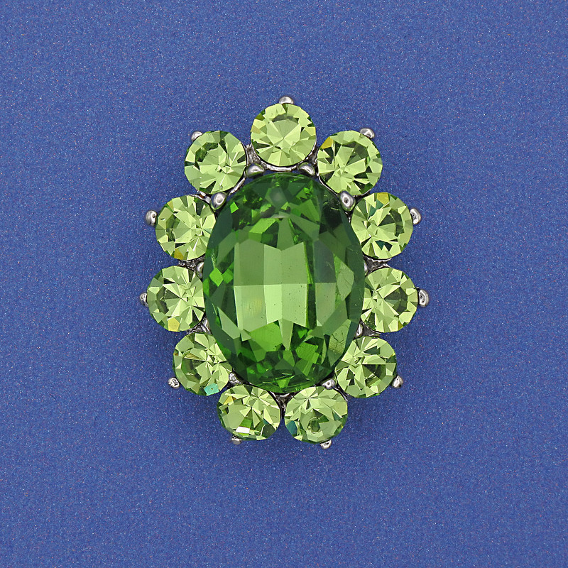 Brosche „Akzent“ mit grünem Kristall, Strasssteine, silberfarbenem Metall, 30×24 mm+