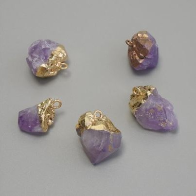 Anhänger Amethyst unbehandelt, assortiert, Größen 10–14×15–22 mm ± goldfarbene Metallfassung