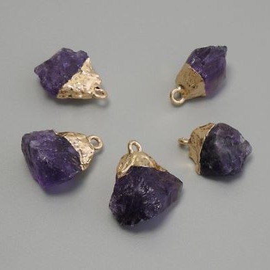Anhänger Amethyst, unbehandeltes Sortiment, Größen 15-20×10-15 mm ± goldfarbenes Metall