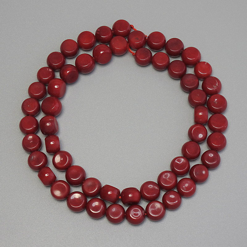 Rote Korallenperlen Münzform, Durchmesser ca. 7 mm, Dicke ca. 5 mm, auf Schnur, Länge ca. 40 cm