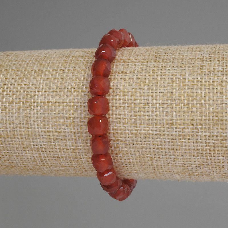 Armband aus Karneol, facettierte Würfel, Durchmesser ca. 7 mm, Länge ca. 18 cm, elastisches Armband