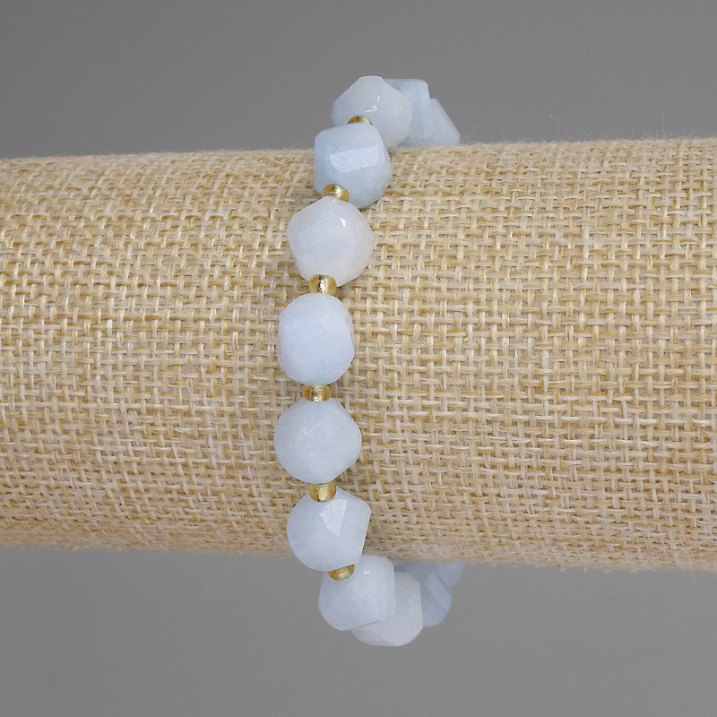 Armband aus facettiertem Aquamarin, Rhombusform, Größe ca. 10 × 9 mm ±, 3 mm Seedperlen ±, Länge ca. 18 cm ±, Stretch-Band