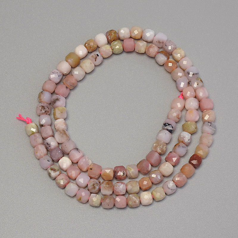 Opal-Perlen in facettierter Würfelform, Durchmesser ca. 4×4 mm, Länge ca. 39 cm, auf der Schnur