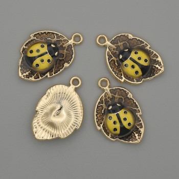 Anhänger 'Sonne auf dem Blatt', gelbe Emaille, goldfarbenes Metall, Durchmesser ca. 14×22 mm, VPE 4 Stück