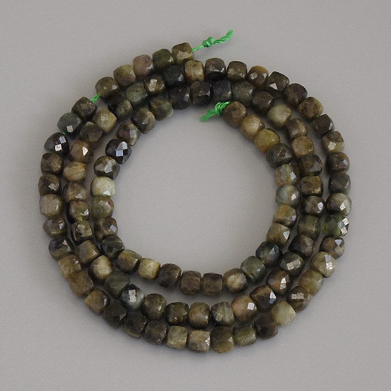 Perlen aus grünem Turmalin, facettierte Würfel, Durchmesser 4x4 mm ±, auf Schnur, Länge ca. 40 cm