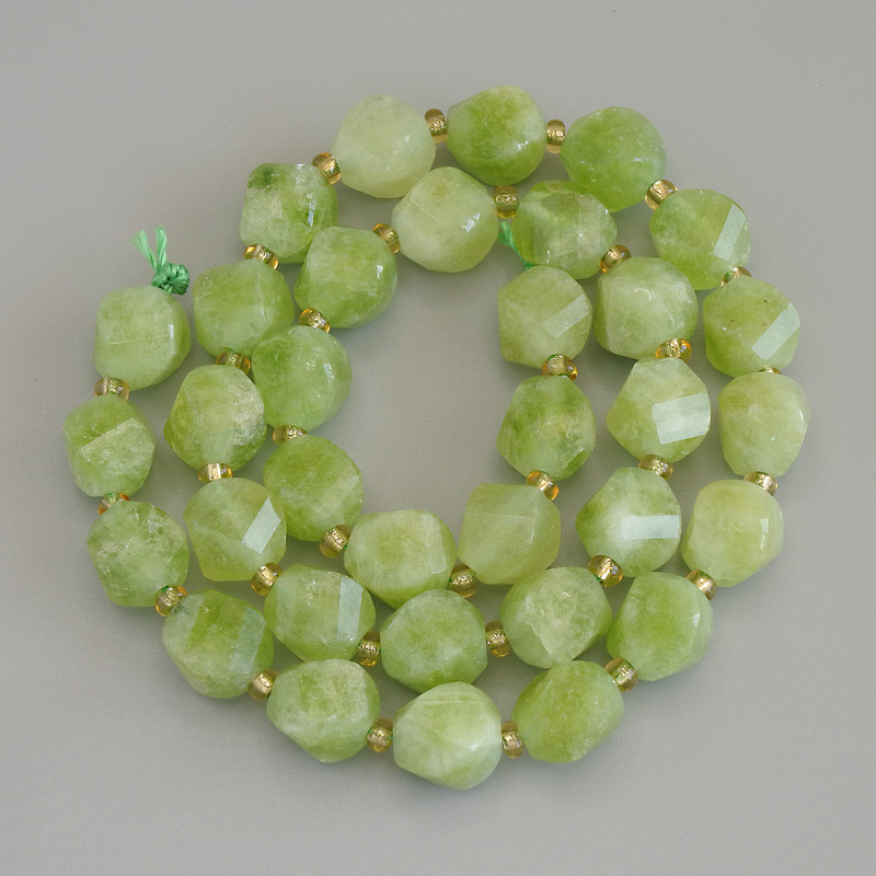 Chrysolith Olivin facettierte Rhombus-Perlen, ca. 9x8 mm, +/- 3 mm Rocailles, auf Schnur, Länge ca. 36 cm+