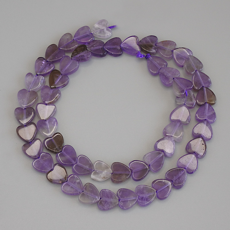 Herzförmige Amethystperlen, Durchmesser ca. 8x8x2 mm, auf Schnur, Länge ca. 37 cm+