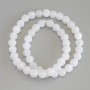 Perlen aus weißem Frostachat, glatte Kugeln, Durchmesser ca. 8 mm, Länge ca. 35 cm, auf Faden