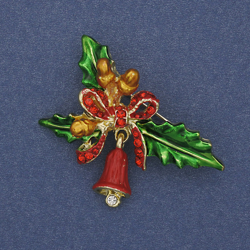 Brosche 'Zweig mit Schleife und Glöckchen' mit Emaille und Strasssteinen, goldfarbenes Metall, 44×30 mm+