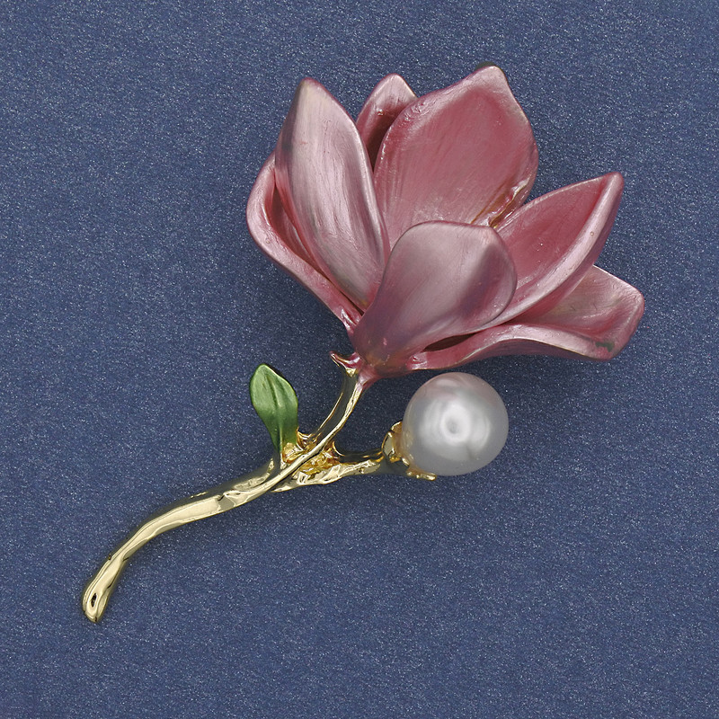Blumenbrosche/Anhänger – rosa Emaille, Perle, goldfarbenes Metall, 30×53 mm+
