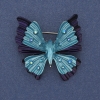 Brosche/Anhänger Schmetterling – violett-blaue Emaille, Regenbogen-Strasssteine, silberfarbenes Metall, 39 × 42 mm
