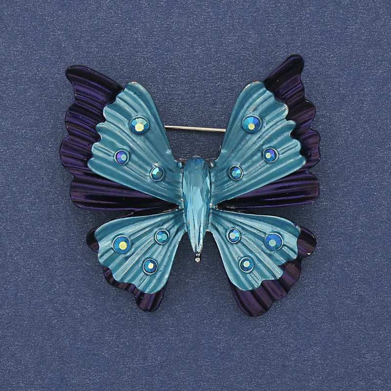 Brosche/Anhänger Schmetterling – violett-blaue Emaille, Regenbogen-Strasssteine, silberfarbenes Metall, 39 × 42 mm