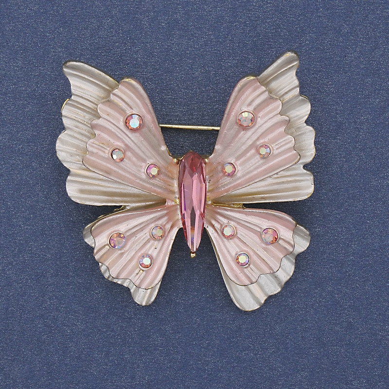 Schmetterling-Brosche Anhänger, weiße und rosa Emaille, irisierende Strasssteine, goldfarbenes Metall, 39×42 mm+