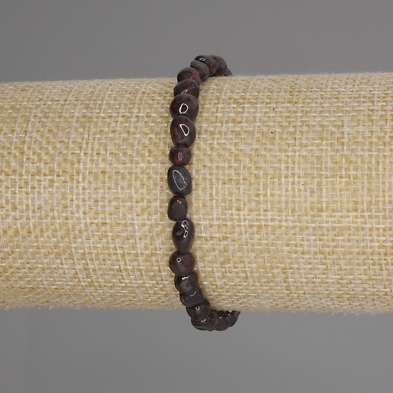 Armband aus Granat, getrommelte Kugeln, Durchmesser 6–9 × 5–7 mm, Länge ca. 18 cm, Stretcharmband