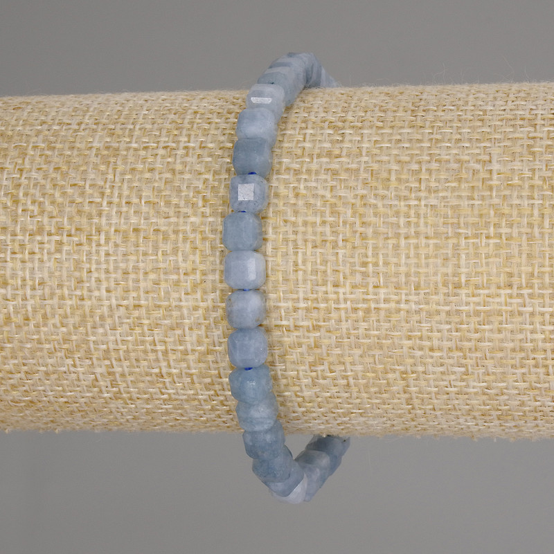 Armband aus facettiertem Aquamarin, Kubusform 5×5 mm, Länge ca. 18 cm, elastisch