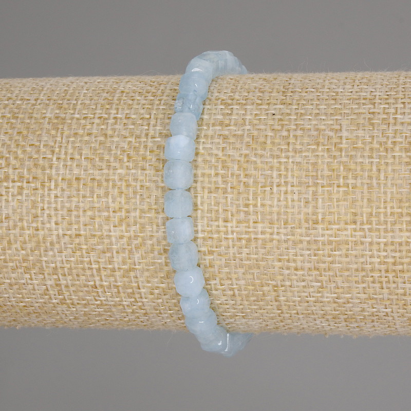 Armband aus facettiertem Aquamarin – Kubik, Durchmesser ca. 5×5 mm, Länge ca. 18 cm, Stretchband