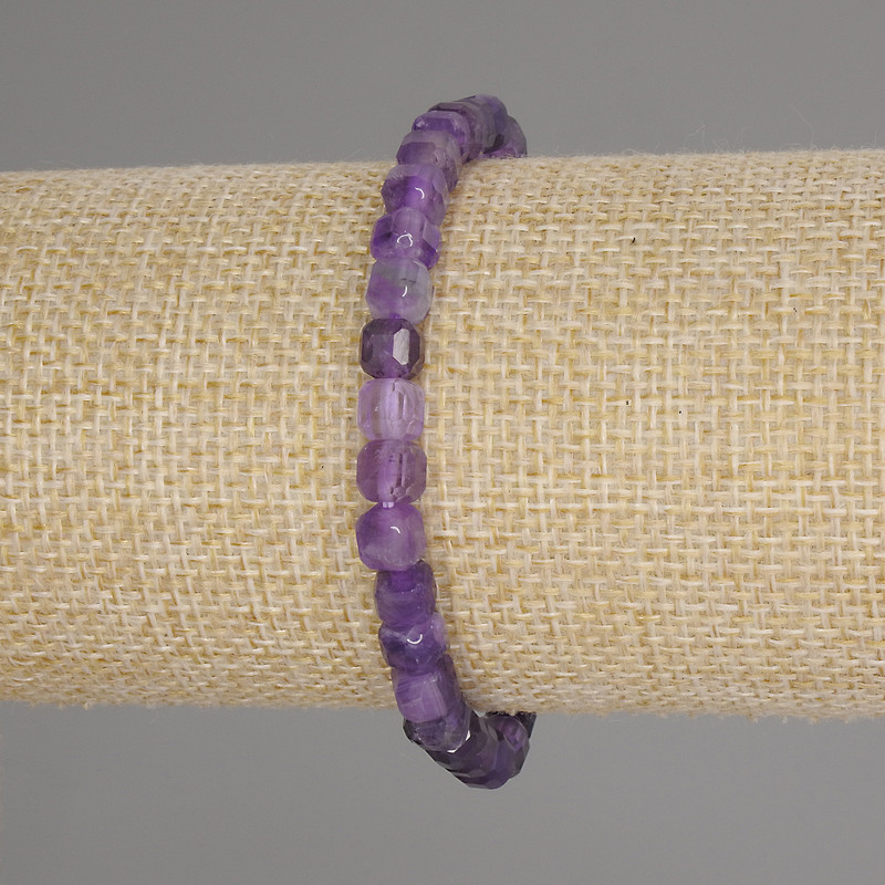 Armband aus facettiertem Amethyst, Würfel 5×5 mm, Länge ca. 18 cm, elastisch