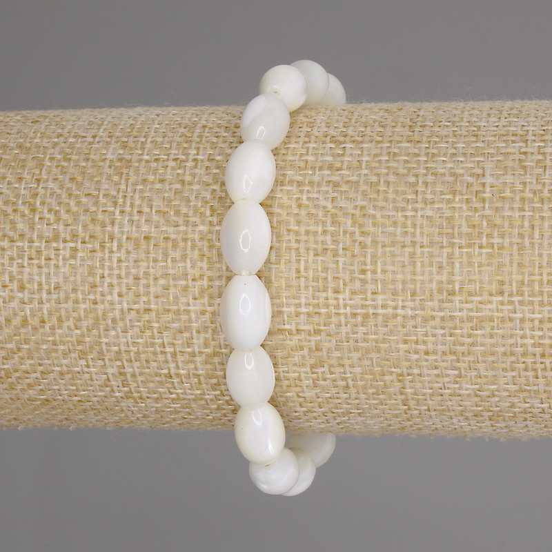 Armband aus Perlmuttkörnern, Kornform, Durchmesser ca. 11×7 mm, 5 mm +/-; Länge ca. 18 cm +/- Stretch
