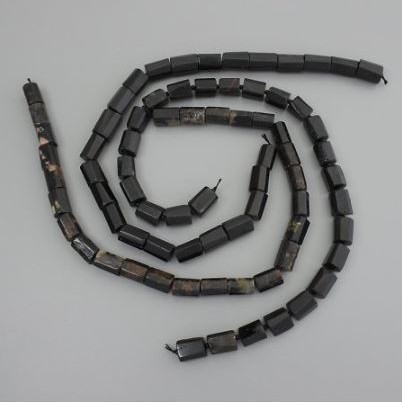 Turmalin-Perlen, bearbeitete Steine, Durchmesser ca. 14–16×11–13 mm, auf einer Schnur, Länge ca. 39 cm+