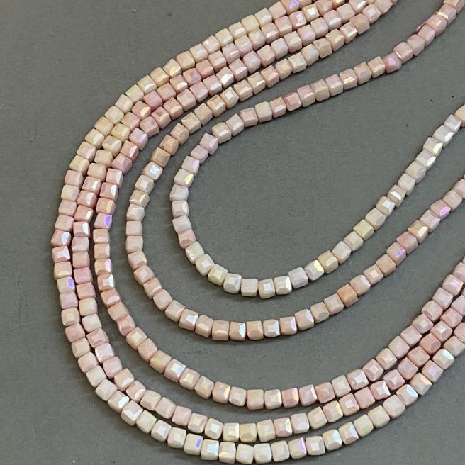 Perlen aus tschechischem Kristall, rosa Farbton mit Beschichtung «Benzin» auf einer Schnur, facettierte Würfel, Durchmesser ca. 4×4 mm, Länge 38 cm + -