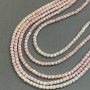 Perlen aus tschechischem Kristall, rosa Farbton mit Beschichtung «Benzin» auf einer Schnur, facettierte Würfel, Durchmesser ca. 4×4 mm, Länge 38 cm + -