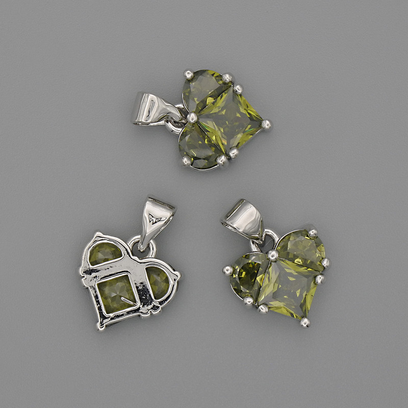 Herzanhänger mit grünen Kristallen 12×12 mm ±, Länge ca. 17 mm ±, silberfarbiges Metall