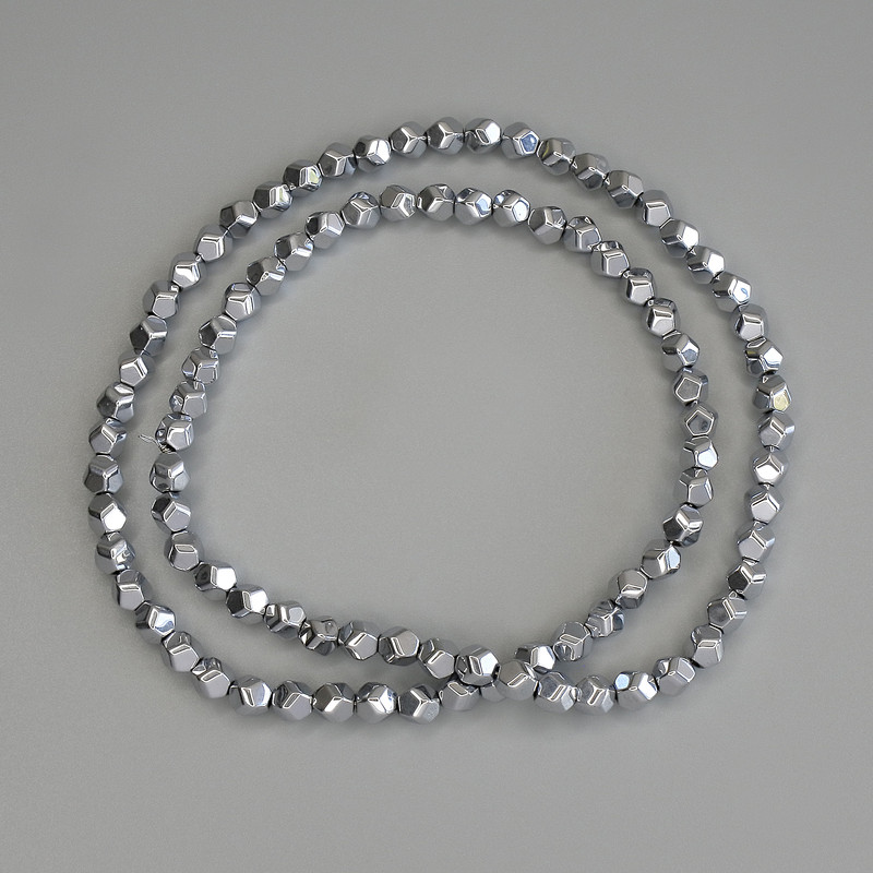 Hämatit-Perlen silberfarben, facettiert, Durchmesser 4×4 mm ±, auf Schnur, Länge 40 cm+