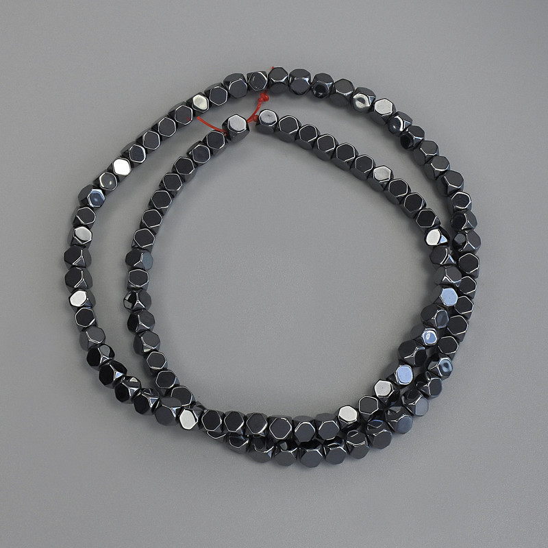 Hämatit-Perlen Würfel 4×4 mm auf Faden, Länge ca. 40 cm+