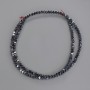 Hämatit-Würfelperlen, 2×2 mm, mit Querloch, auf Schnur, ca. 42 cm Länge