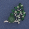 Brosche – Zweig mit Perle aus Nephrit, grüne Strasssteine, silberfarbenes Metall, 48 × 28 mm