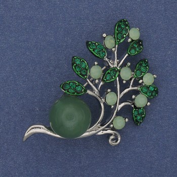 Brosche – Zweig mit Perle aus Nephrit, grüne Strasssteine, silberfarbenes Metall, 48 × 28 mm